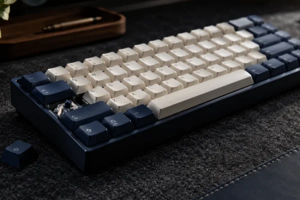 Clavier mécanique compact sur un bureau de travail
